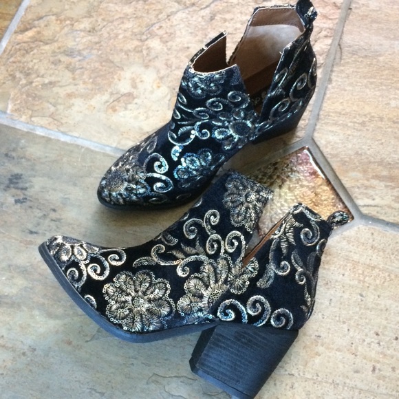 🍃💕HP NIB Naughty Monkey Velvet Ankle Bootie - Picture 6 of 8